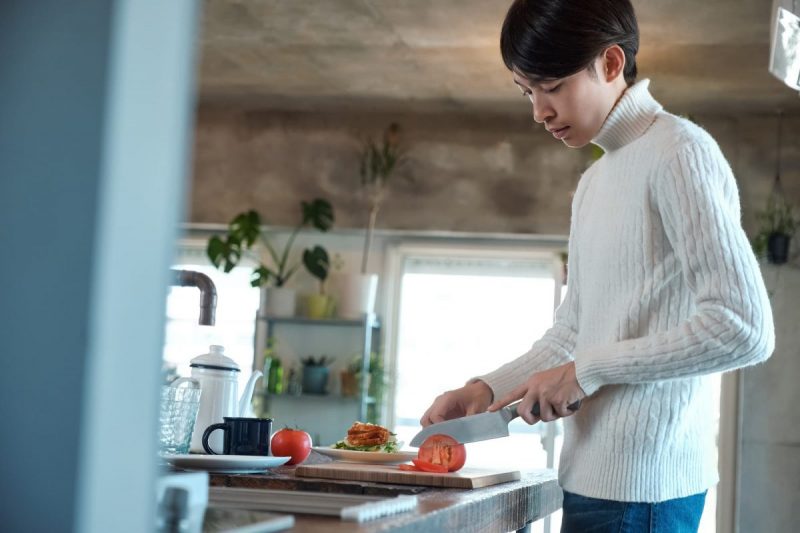 家で料理をする独身男性