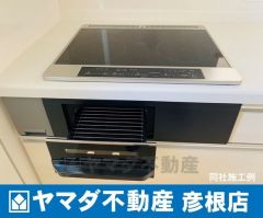 （IHコンロ）火を使わないので、空気の対流による油の飛び散りを抑えられます。だからキッチンの壁や換気扇の汚れも少なく、お掃除カンタン。