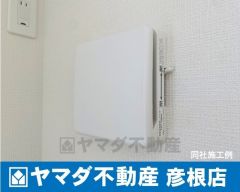 （24時間換気システム）　各室に24時間換気システムを設置し、排気ファンから低風量で24時間強制排気し、家の中の空気をいつも新鮮に保ちます。