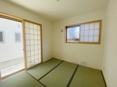 （和室）一室あると便利な和室は、ご来客時はもちろん、お子様のお昼寝や遊び場、寝室としてもご利用いただけます。