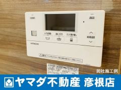 （給湯パネル）給湯器のリモコンはお風呂場と多くはキッチン近くにあります。