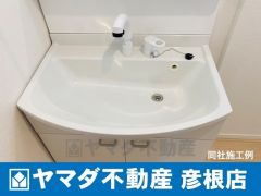 （洗面化粧台）　軽くて割れにくい洗面ボールとコンパクト設計の本体キャビネット。