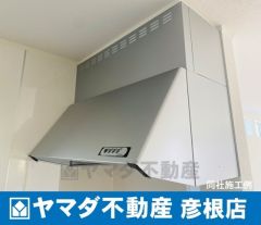 （レンジフード）　レンジフード（換気扇）は昔の換気扇と違いお掃除がしやすいタイプです。