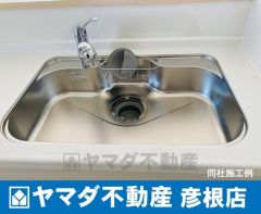 （ステンレスシンク）　お手入れがラクなステンレスをワークスペース部分トップに使用した機能的で美しいシステムキッチンを使用しています。浄水器取り込水栓でシンクまわりがスッキリひろびろお使いいただけます。