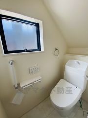 （2階トイレ）窓付きの明るいトイレです
