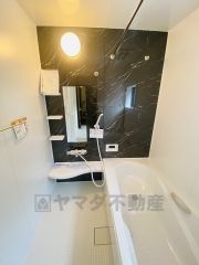 （浴室）明るい色調のユニットバス