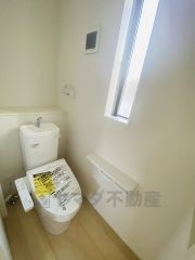 （トイレ）トイレには快適な温水洗浄便座付