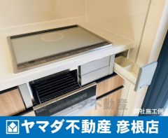 （IHコンロ）火を使わないので、空気の対流による油の飛び散りを抑えられます。だからキッチンの壁や換気扇の汚れも少なく、お掃除カンタン。