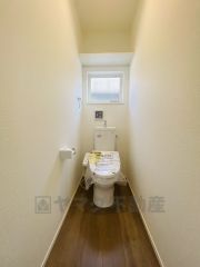 （トイレ）トイレには快適な温水洗浄便座付