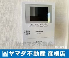 （ＴＶモニター付きインターフォン）　インターフォンに小型カメラが付いており、不審者の来訪を防ぐことができる機能がついています。