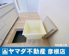 （床下収納）　床下収納はデッドスペースをうまく活かして収納場所を増やしています。