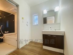 （洗面台）奥行約420mmのコンパクト設計で、従来品と異なり洗面ボウルの成型の精度が高い為スッキリ納まります。水栓はリフトアップできて両手が使えます。またハンドシャワーでも使えます。
