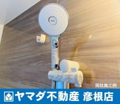 （浴室）　明るく清楚で、保温浴槽を使用しており4時間たっても浴槽の湯温低下はわずか約2.5度の省エネ仕様です。