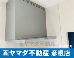 （レンジフード）　レンジフード（換気扇）は昔の換気扇と違いお掃除がしやすいタイプです。