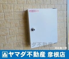 （宅配BOX）宅配BOX付きで荷物の受け取りも楽々です。