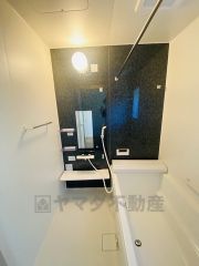 （浴室）明るく清潔なバスルームで、保温浴槽を使用しており4時間たっても浴槽の湯温低下はわずか約2.5度の省エネ仕様です。暖房換気乾燥機付きでサイドブロー機能を備えた省エネ衣類乾燥機です。