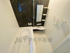 （浴室）明るい色調のユニットバス