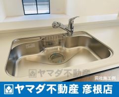 （ステンレスシンク）　お手入れがラクなステンレスをワークスペース部分トップに使用した機能的で美しいシステムキッチンを使用しています。浄水器取り込水栓でシンクまわりがスッキリひろびろお使いいただけます。
