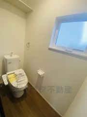 （トイレ）表面平滑加工とイオンパワーの「セフィオンテクト」加工で、汚れが付きにくく落ちやすい仕様です。またツイントルネード洗浄で少ない水でも前方の返し部分から後方部までしっかり洗浄できます