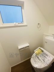 （トイレ）トイレには快適な温水洗浄便座付