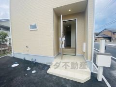 玄関ドアの取っ手ハンドル部分にセンサーがついており、カードタイプ・シールタイプのキーで開け閉めができます