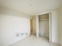 （洋室）シンプルなデザインで、家具も合わせやすく、色んな模様替えも楽しめます