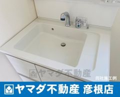 （洗面化粧台）　軽くて割れにくい洗面ボールとコンパクト設計の本体キャビネット。