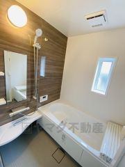 明るく清潔なバスルームで、保温浴槽を使用しており4時間たっても浴槽の湯温低下はわずか約2.5度の省エネ仕様です。暖房換気乾燥機付きでサイドブロー機能を備えた省エネ衣類乾燥機です。