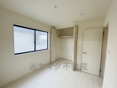 （洋室）シンプルなデザインで、家具も合わせやすく、色んな模様替えも楽しめます