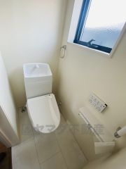 （1階トイレ）窓付きの明るいトイレです