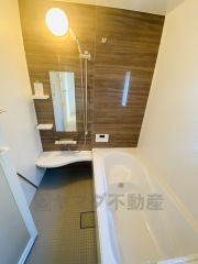（浴室）明るい色調のユニットバス