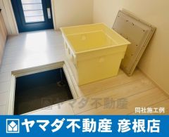 （床下収納）　床下収納はデッドスペースをうまく活かして収納場所を増やしています。