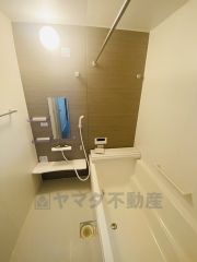 （浴室）明るく清潔なバスルームで、保温浴槽を使用しており4時間たっても浴槽の湯温低下はわずか約2.5度の省エネ仕様です。暖房換気乾燥機付きでサイドブロー機能を備えた省エネ衣類乾燥機です。