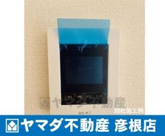 （ＴＶモニター付きインターフォン）　インターフォンに小型カメラが付いており、不審者の来訪を防ぐことができる機能がついています。